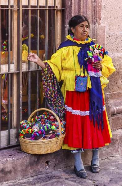 Indian Woman Peddler Souvenirs Jardin San Miguel de Allende Mexico — Stock Photo, Image