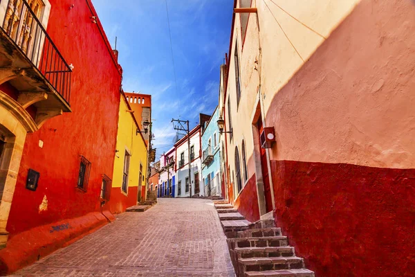 Wiele kolorowych czerwony żółty dom wąskiej ulicy Guanajuato Meksyk — Zdjęcie stockowe