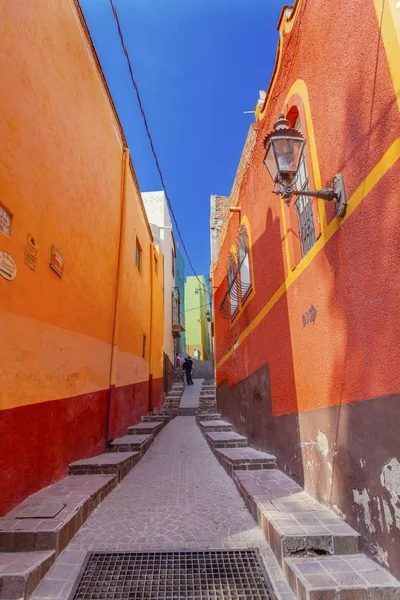 Beaucoup de maisons colorées rue étroite Guanajuato Mexique — Photo