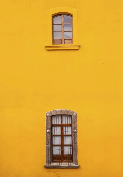 Parete gialla brillante finestre San Miguel de Allende Messico — Foto Stock