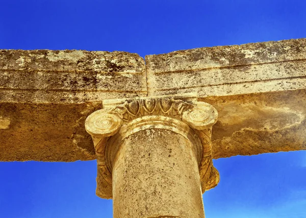 Ιωνικό στήλη κοντά οβάλ Plaza αρχαία ρωμαϊκή πόλη Γέρασα Ιορδανία — Φωτογραφία Αρχείου