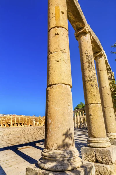 Οβάλ Plaza 160 ιωνικού ρυθμού στήλες αρχαία ρωμαϊκή πόλη Γέρασα Ιορδανία — Φωτογραφία Αρχείου
