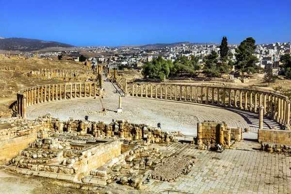 Ovális Plaza 160 ión oszlopok ókori római város Jerash, Jordánia — Stock Fotó