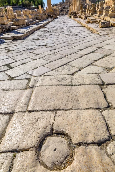 Στήλες αρχαίο ρωμαϊκό δρόμο πόλη Γέρασα Ιορδανία — Φωτογραφία Αρχείου