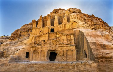 Dikili taş mezar Bab el-siq Triclinium dış Siq Kanyon girişi Petra Ürdün