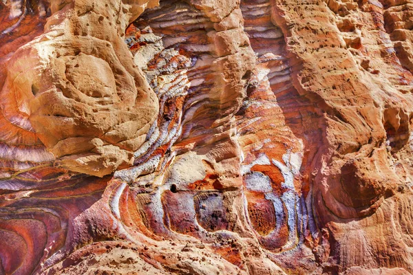Red Rock Abstract in de buurt van koninklijke graftombes Petra Jordanië — Stockfoto