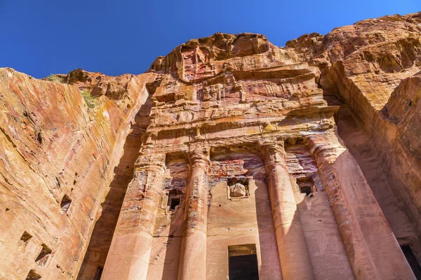 Королівський скелі могили аркові Petra Йорданії — стокове фото