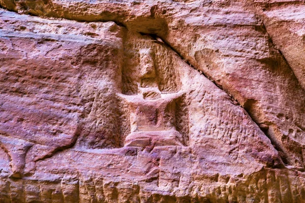 Entree symbool buitenste Siq symbool Canyon wandelen Petra Jordanië — Stockfoto