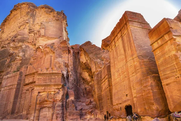 ファサード ペトラ ヨルダンの黄色の岩の墓朝通り — ストック写真