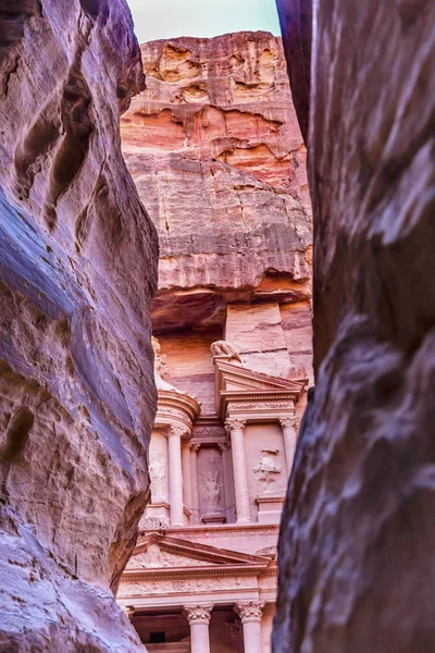 Zewnętrzna Sig Rose czerwony skarbu po południu wejście Petra Jordan — Zdjęcie stockowe