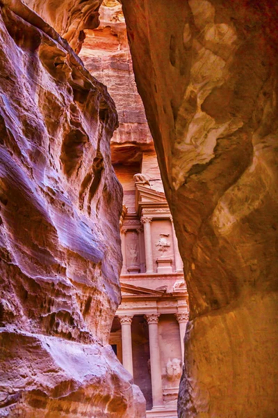 Zewnętrzna Sig Rose czerwony skarbu po południu wejście Petra Jordan — Zdjęcie stockowe