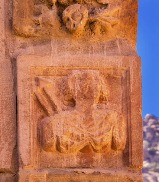 Antico guerriero nabateo intaglio Temenos Gate Petra City Giordania — Foto Stock