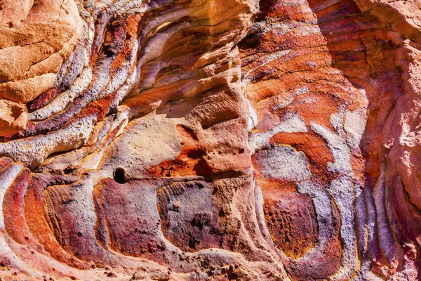 Rode blauwe Rock Abstract in de buurt van koninklijke graftombes Petra Jordanië — Stockfoto