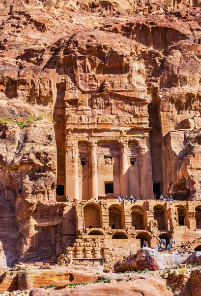 Βασιλικό βράχο τάφου τουρίστες ΠΕΤΡΑ Ιορδανία — Φωτογραφία Αρχείου