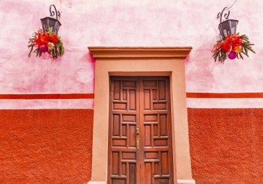 Pembe kırmızı duvar kahverengi kapı Noel San Miguel Allende Meksika