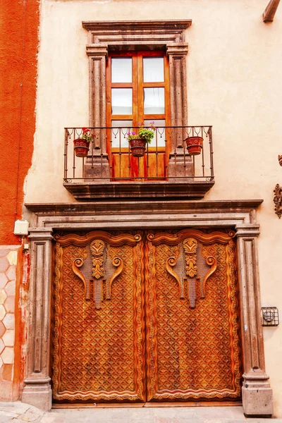 Fachada da janela Golden Brown Porta de madeira San Miguel de Allende México — Fotografia de Stock