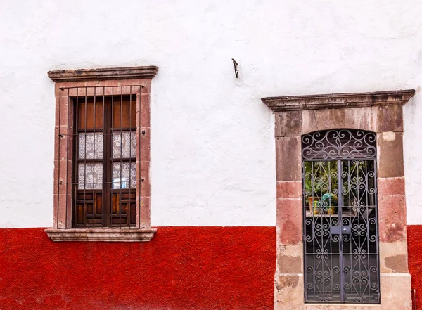 Kırmızı beyaz duvar Metal kapı pencere San Miguel Allende Meksika