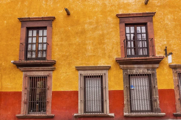 Sarı kırmızı duvar kahverengi Windows San Miguel Allende Meksika — Stok fotoğraf