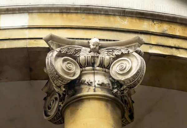 Stone angel säule alle seelen langham platz anglikanische kirche londo — Stockfoto