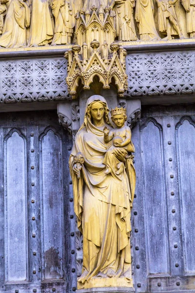 Statua Maryi drzwi fasada Westminster Abbey Londyn Anglia — Zdjęcie stockowe
