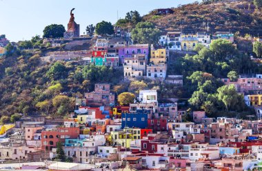 El Pipila çok renkli heykel evler Guanajuato Meksika