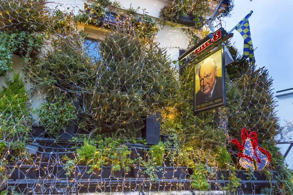 丘吉尔武器酒吧餐厅，肯辛顿英国伦敦 — 图库照片