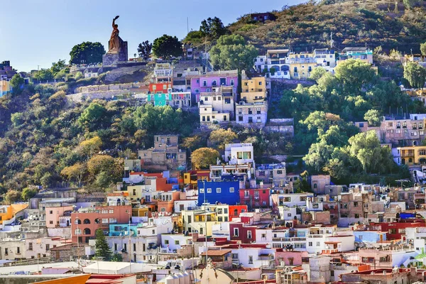 Mnoho barevné domy El Pipila socha Guanajuato Mexiko — Stock fotografie