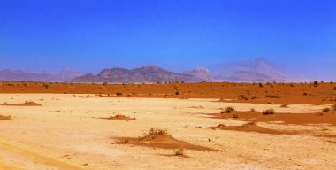 Turuncu sarı kum kaya oluşumu Vadisi Moon Wadi Rum Ürdün