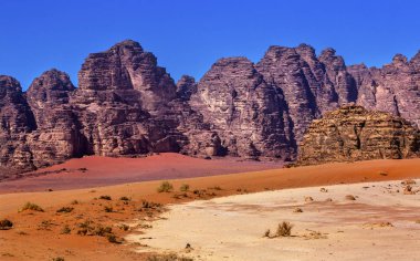 Turuncu sarı kum kaya oluşumu Vadisi Moon Wadi Rum Ürdün