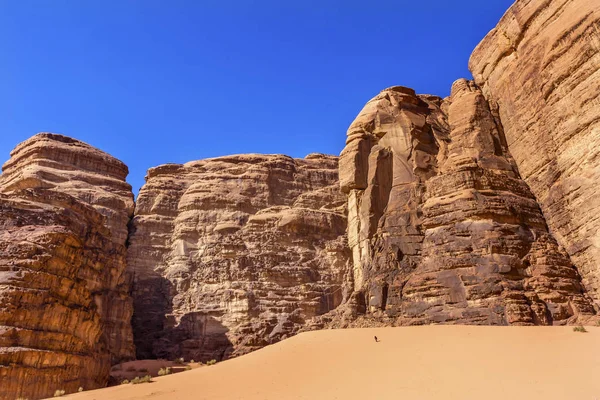 Hiking Sand Dune Barrah Siq vallei van maan Wadi Rum Jordanië — Stockfoto