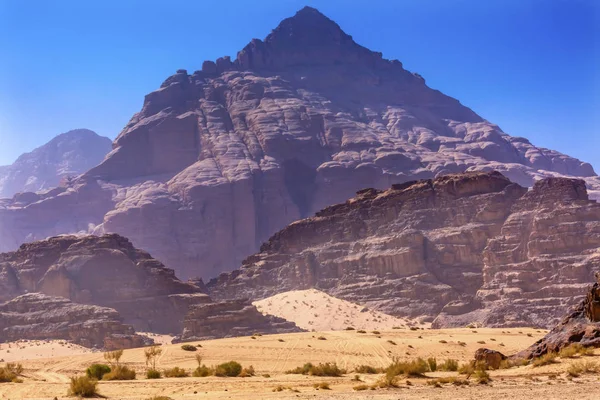 Sand Rock formatie vallei van maan Wadi Rum Jordanië — Stockfoto
