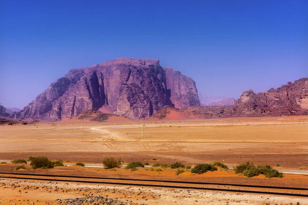 Oranžová žlutá písek skalní formace údolí měsíc Wadi Rum Jordánsko — Stock fotografie