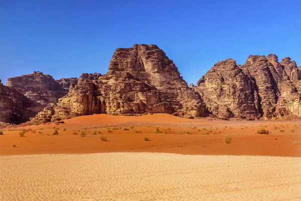 Narancs sárga homok Rock formáció völgye Hold Wadi Rum, Jordánia — Stock Fotó