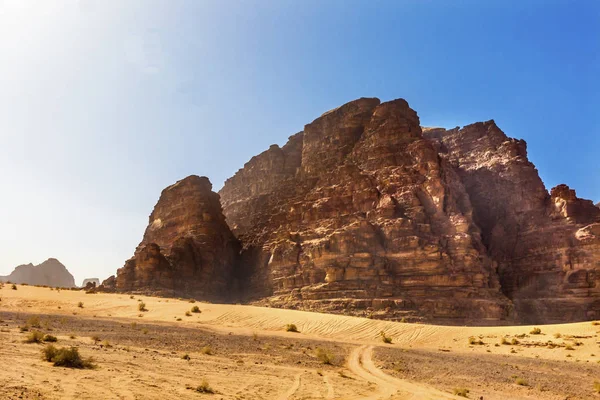 Geel zand Rock formatie vallei van maan Wadi Rum Jordanië — Stockfoto