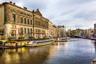 Tur tekne yansıma Binbaşı kanal Amsterdam Hollanda Hollanda