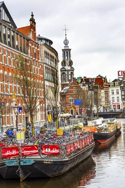 Boot fiets parkeren veel Munttoren Singel Canal Amsterdam Hollan — Stockfoto