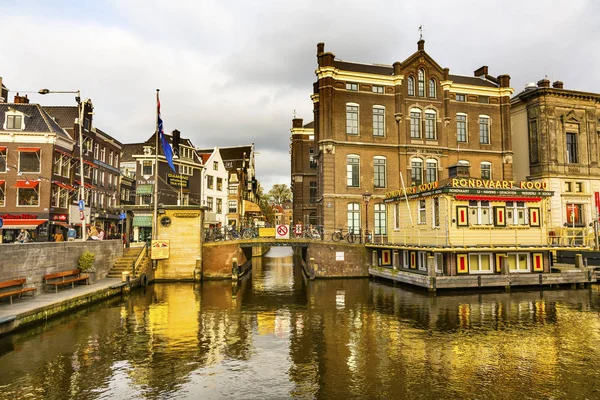 Kanaal van de reflectie van de bruggen Amsterdam Holland Nederland — Stockfoto