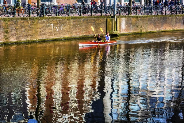 皮划艇赛艇反射 Singel 运河阿姆斯特丹荷兰 Netherlan — 图库照片