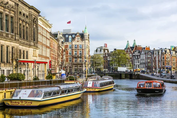 Tour Barcos Reflexión Canal Amsterdam Holanda Países Bajos — Foto de Stock