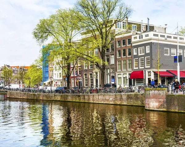 反射的 Singel 运河阿姆斯特丹荷兰荷兰 — 图库照片