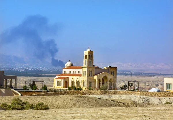 Новая христианская церковь Иисус Крещение сайт Вифания за Иорданией — стоковое фото
