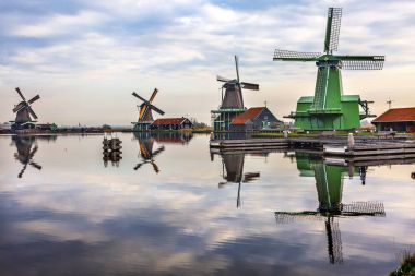 Ahşap yel değirmenleri nehir Zaan Zaanse Schans'a Köyü Hollanda Hollanda