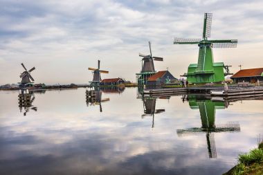 Ahşap yel değirmenleri nehir Zaan Zaanse Schans'a Köyü Hollanda Hollanda