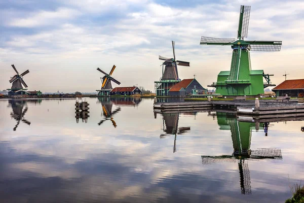 Molinos de viento de madera River Zaan Zaanse Schans Village Holanda Países Bajos — Foto de Stock