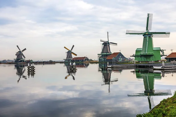 Molinos de viento de madera River Zaan Zaanse Schans Village Holanda Países Bajos — Foto de Stock