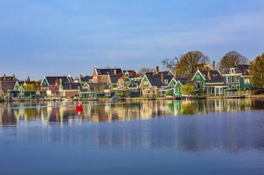 Nehir Zaan Zaanse Schans'a köy kırmızı şamandıra Hollanda Hollanda