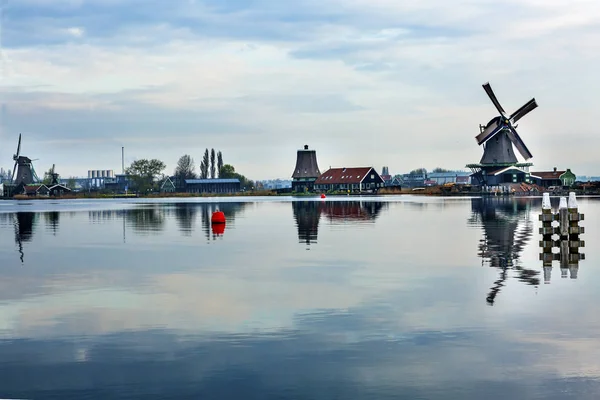 Molinos de viento de madera Zaanse Schans Village Holanda Países Bajos — Foto de Stock