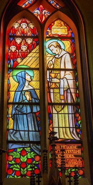 Presten Nun Stained Glass De Krijtberg Church Amsterdam Nederland – stockfoto