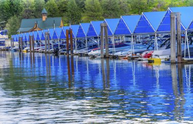 Mavi kapakları Boardwalk Marina Piers tekne yansıma göl Coeur d