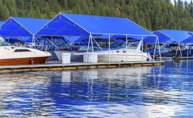 Mavi kapakları Boardwalk Marina Piers tekne yansıma göl Coeur d